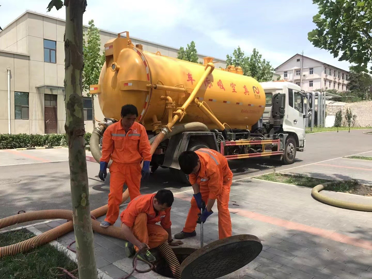 滨湖管道疏通车停在窨井附近