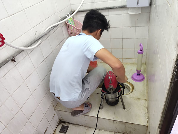 滨湖管道堵塞冒臭气 专业师傅现场解决问题
