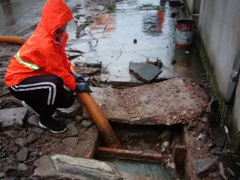 滨湖专业清理污水池 炜誉市政以规范流程守护城市 “肠道”